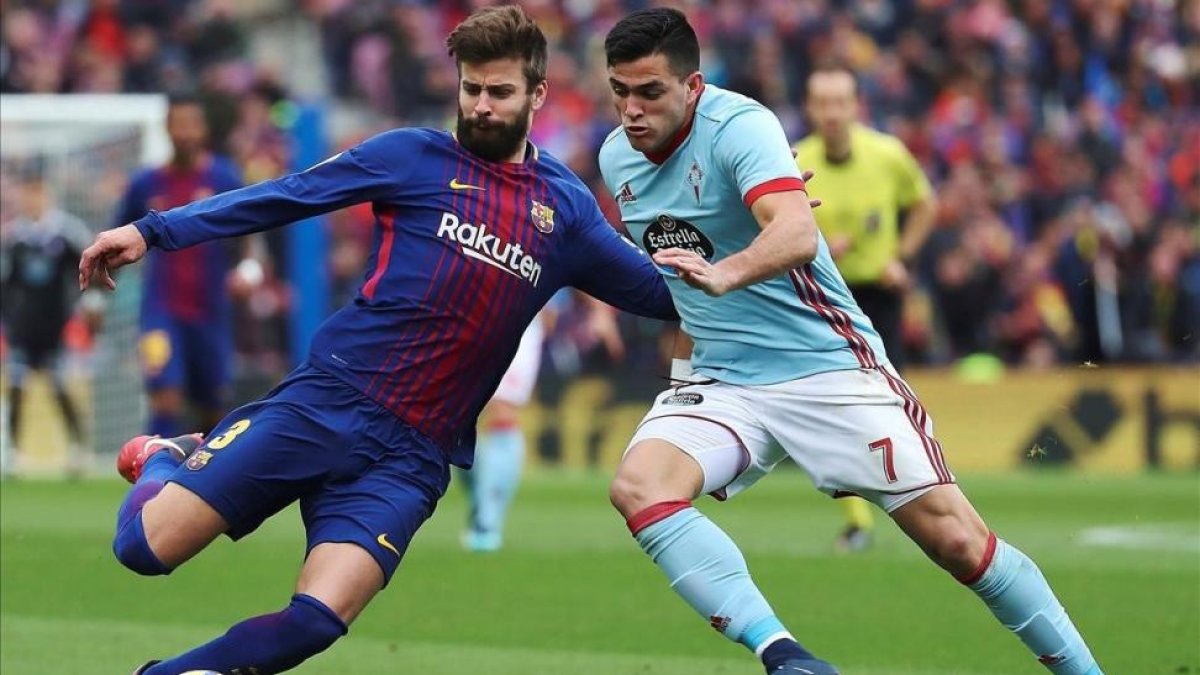 Piqué y Maxi Gómez disputan el balón durante el partido del sábado pasado en el Camp Nou.