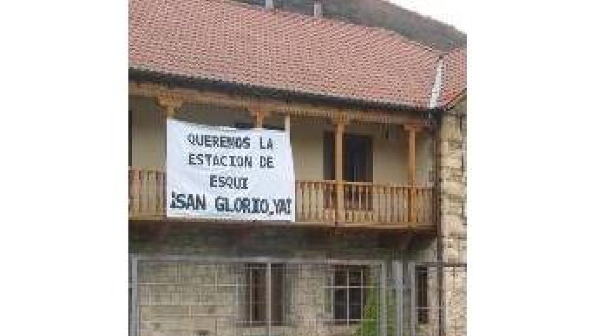 Pancarta que exige la estación de San Glorio en el ayuntamiento de Boca de Huérgano