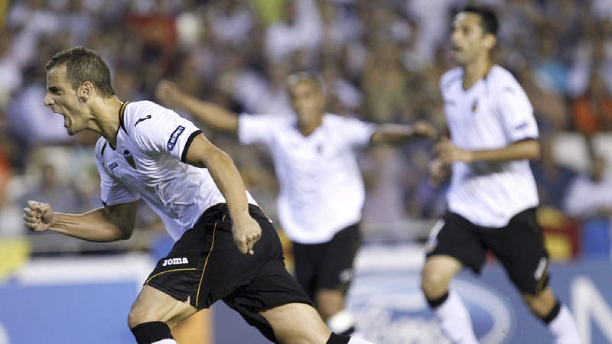 Soldado celebra su gol de penalti que reportó al Valencia un punto in extremis.