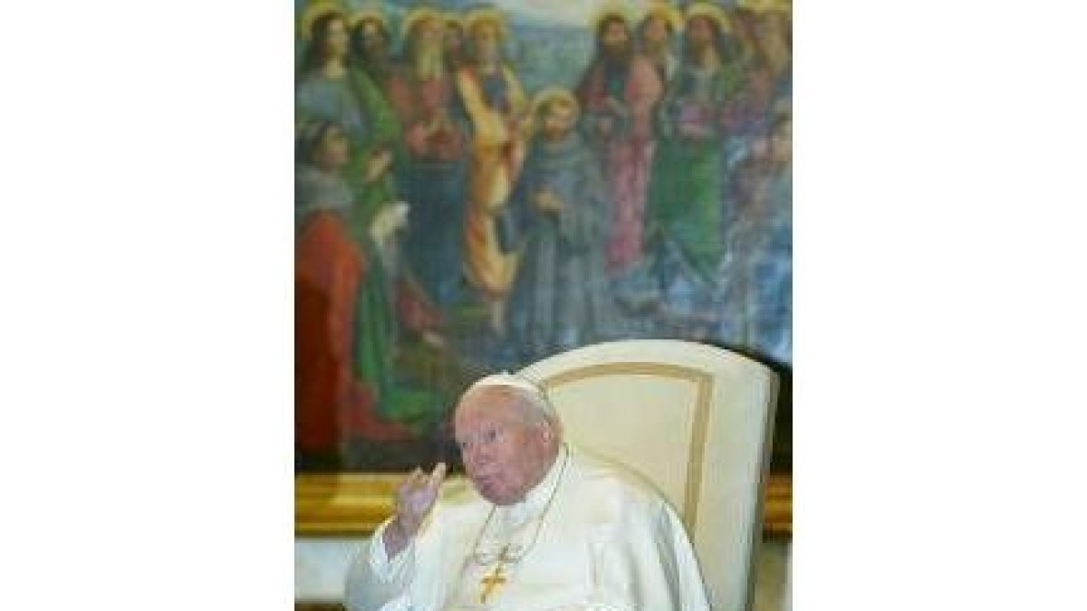 El Papa saluda al séquito de Uruguay sin poder articular una palabra