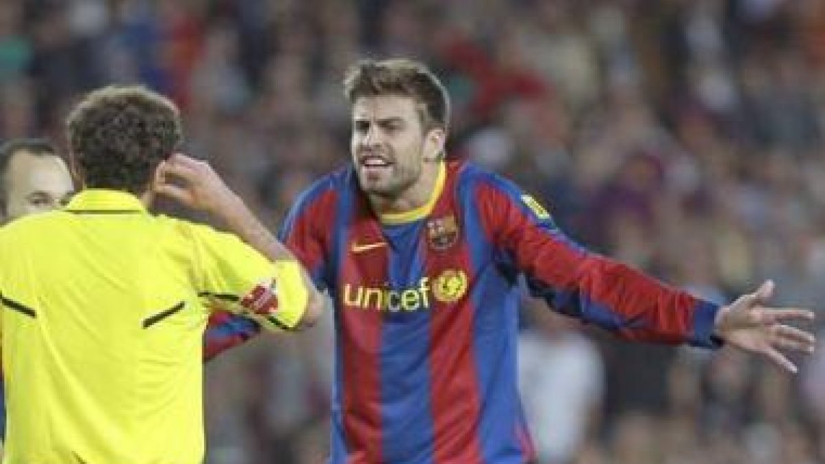 El defensa del Barcelona, Gerard Piqué, protesta al árbitro durante un partido de Liga.