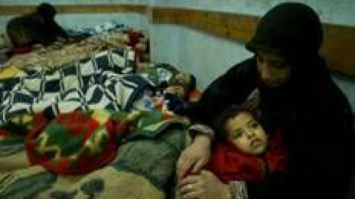 Una familia se refugia tras perder su casa en la última incursión israelí