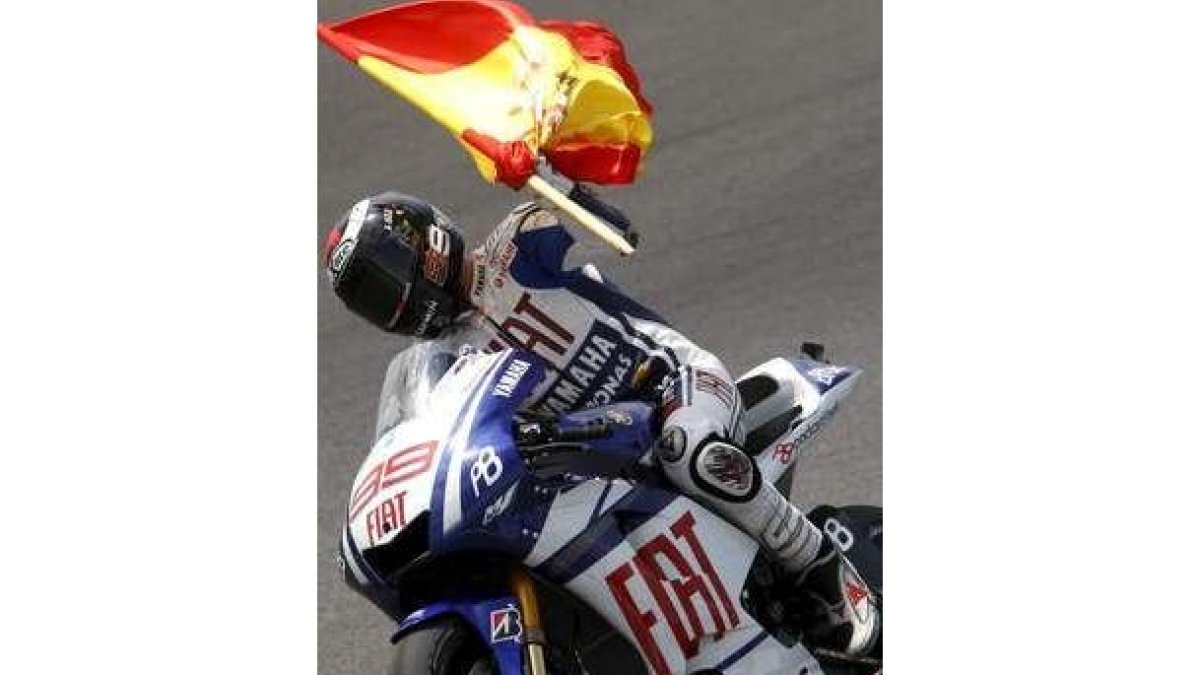 Jorge Lorenzo con la bandera española tras su triunfo.