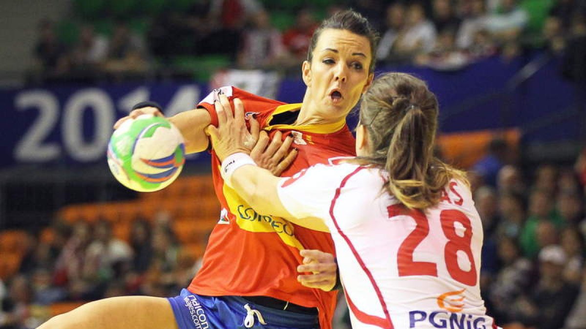 La lateral española Beatriz Fernández intenta superar a una jugadora polaca.