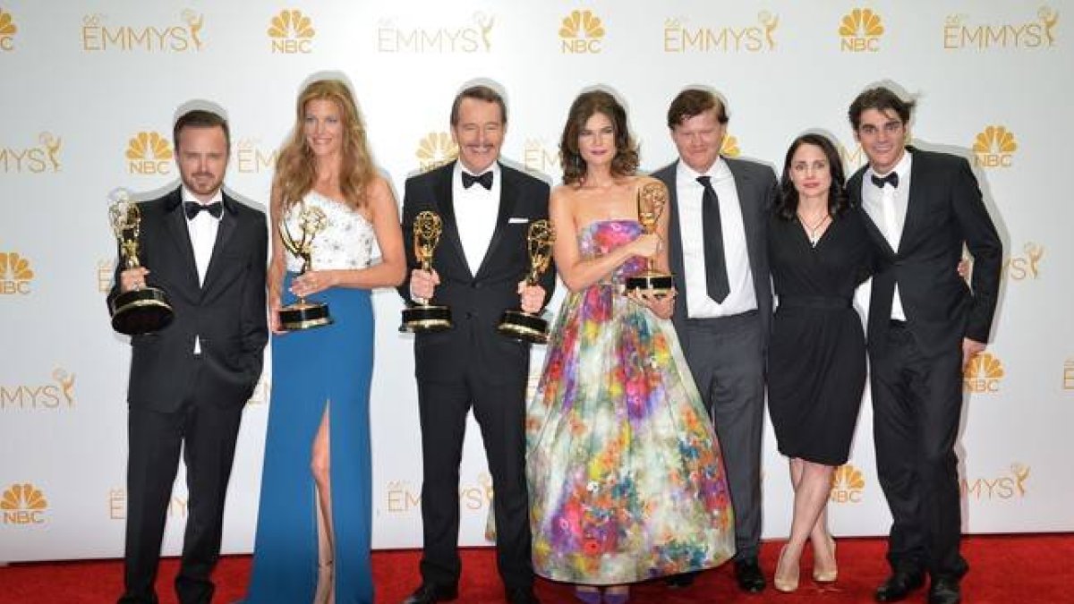 Los actores Aaron Paul, Anna Gunn y Bryan Cranston, junto a otros componentes del equipo de 'Breaking Bad', con los cinco Emmy de la serie.
