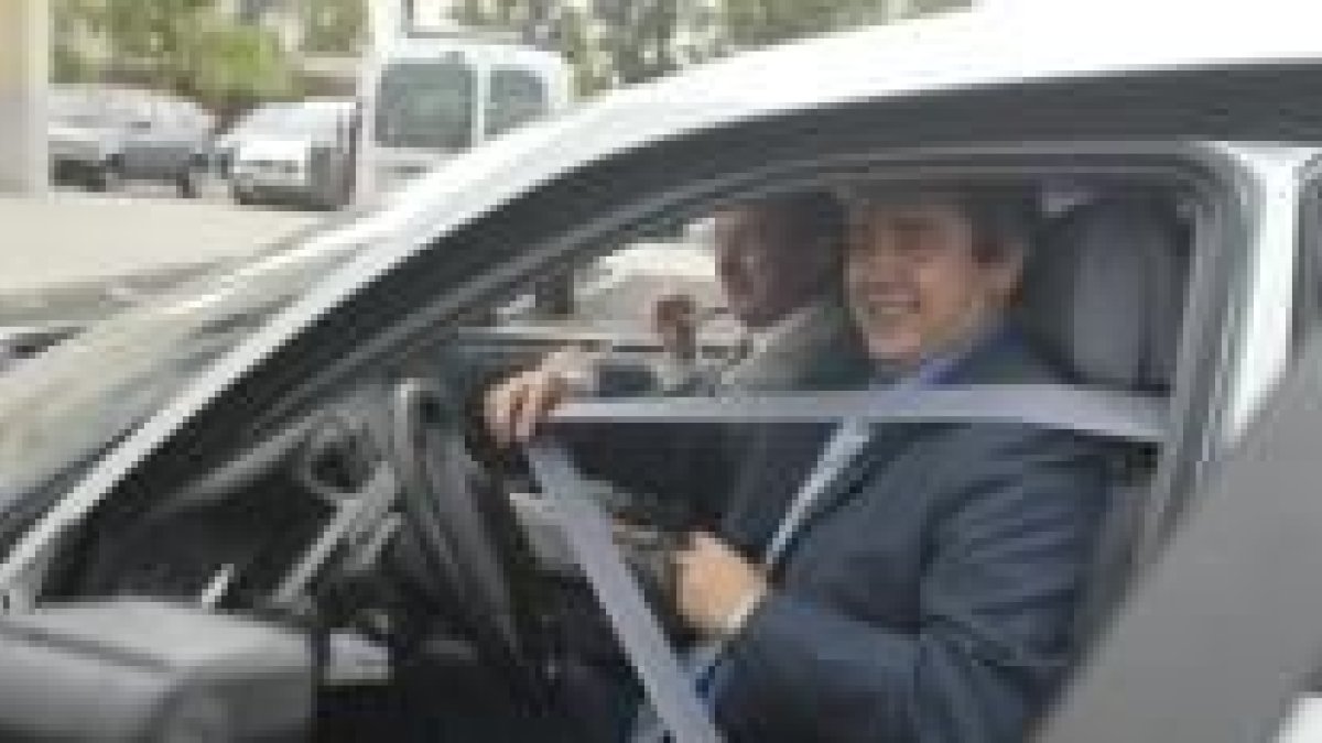 Miguel Martínez y Ramón Ledesma se ponen el cinturón al entrar en el coche