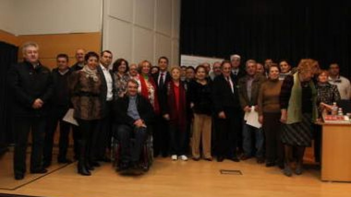 El alcalde y el concejal de Acción Social con los representantes de cada una de las asociaciones.