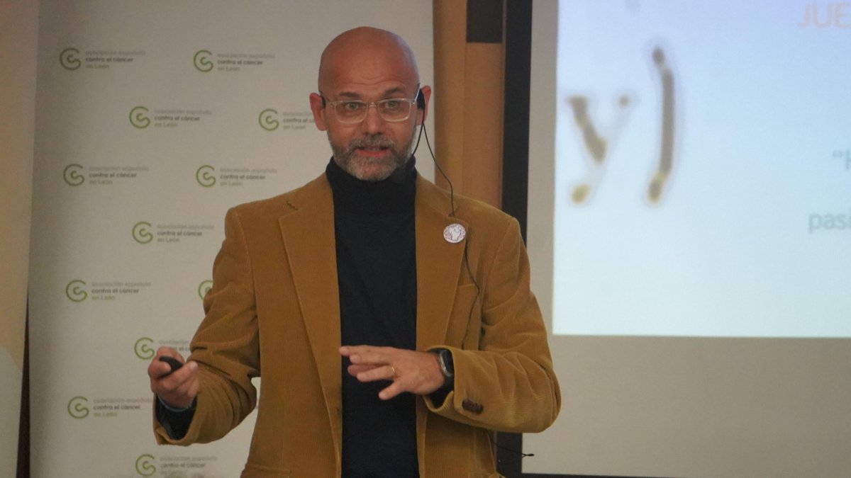 Fernando Escalante cerró este jueves el ciclo de conferencias sobre inmunoterapia en la Fundación Sierra Pambley. J. NOTARIO