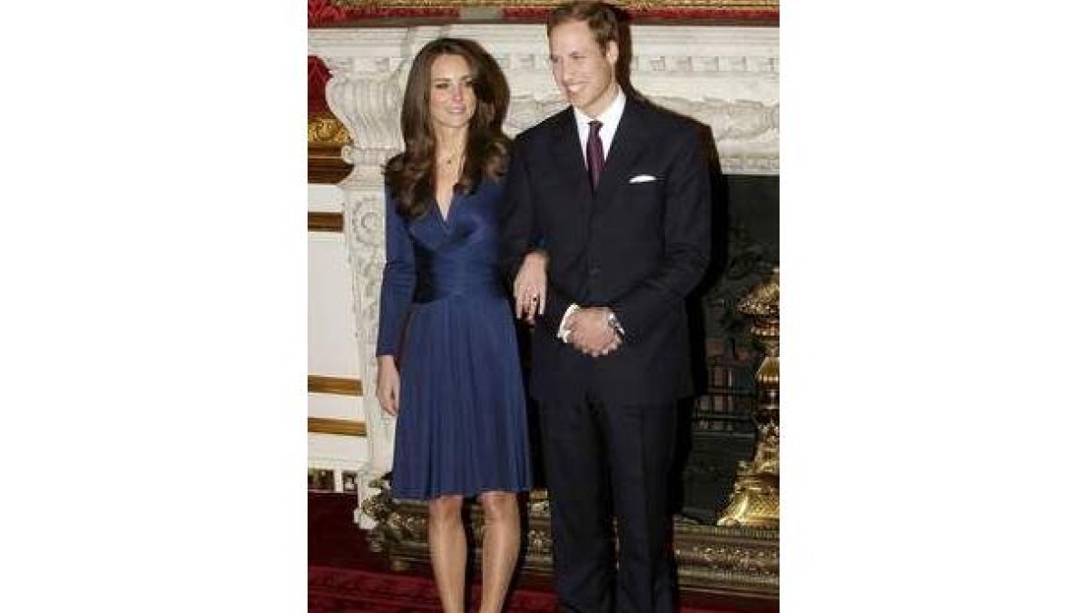 Kate Middleton y Guillermo de Inglaterra, en el acto en el que anunciaron su boda.