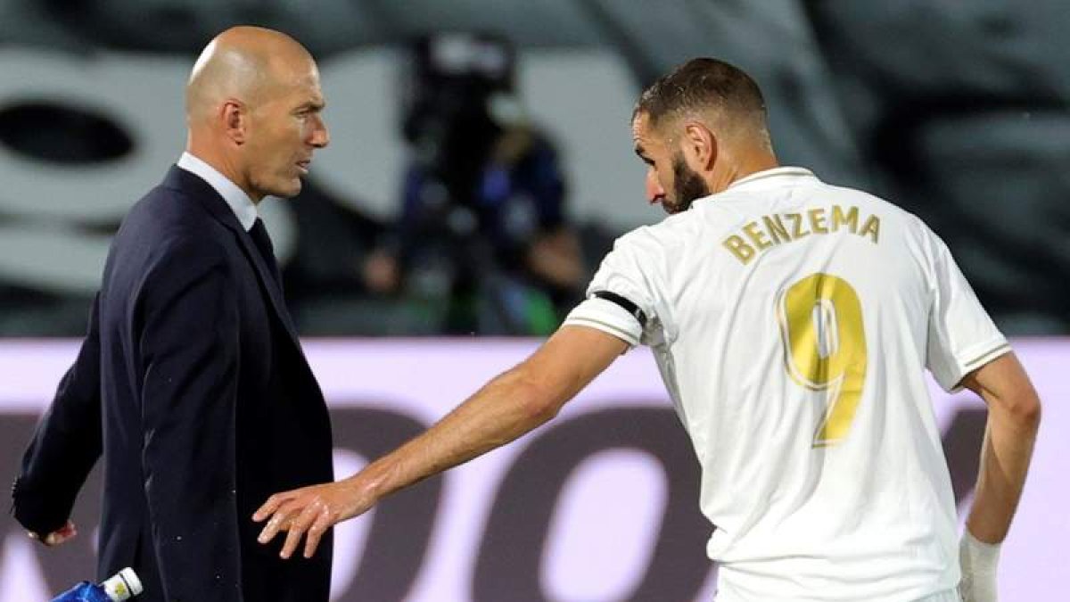Zidane dialoga con Benzema en un lance de un partido de esta temporada. JUANJO MARTÍN