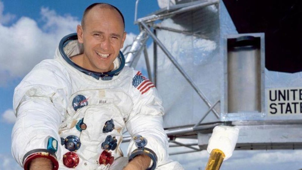 El astronauta Alan Bean, el cuarto hombre en pisar la luna.