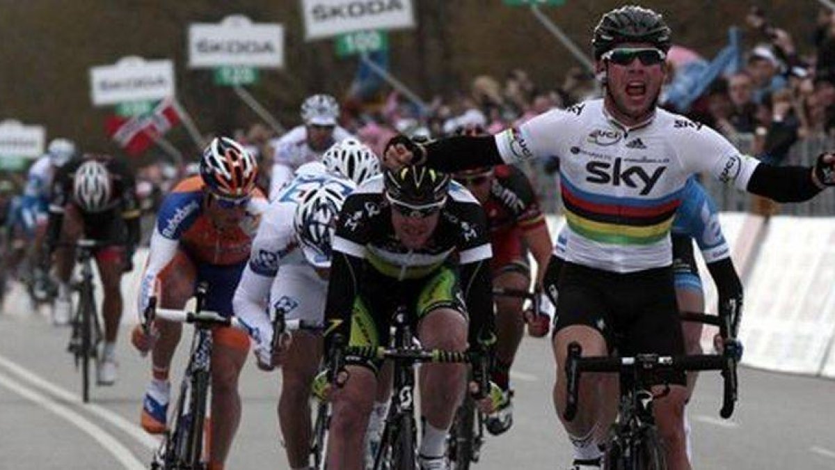 Cavendish se impone en el sprint a sus rivales.