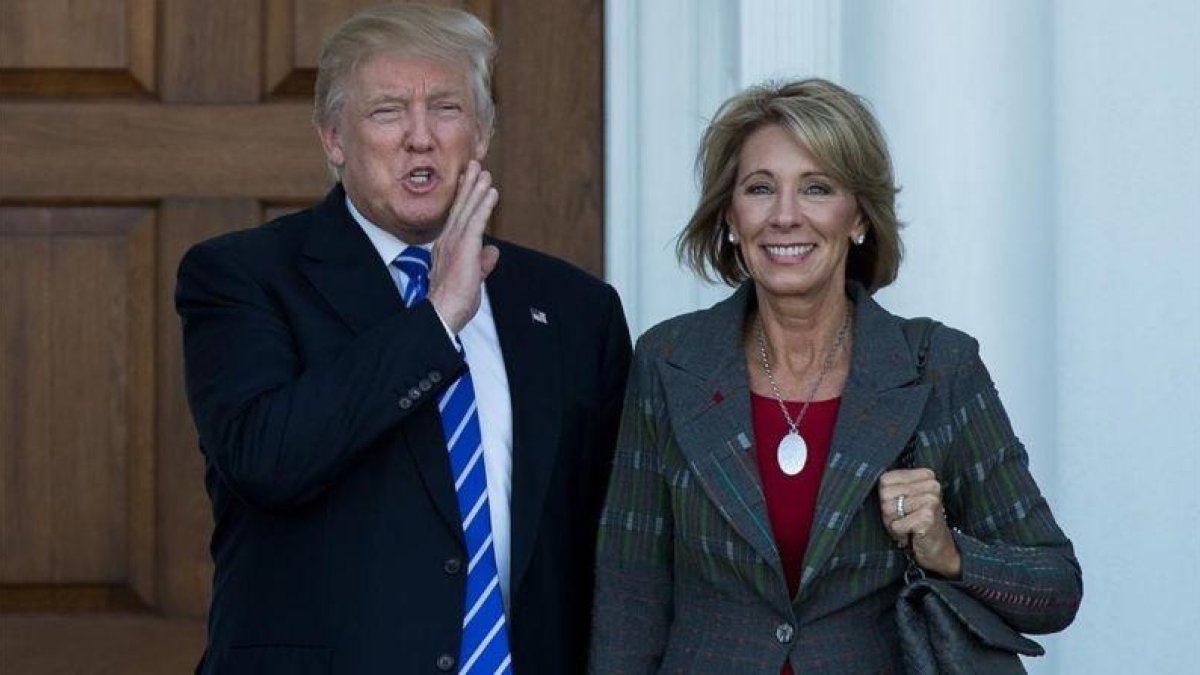 Betsy DeVos (derecha) junto a Trump en Nueva Jersey, el 18 de noviembre.