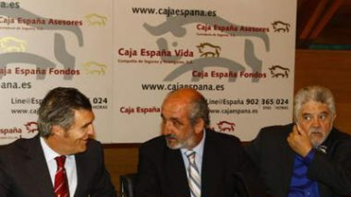 Javier Cepedano, Santos Llamas y Javier Díez, durante la presentación del informe encargado por la F