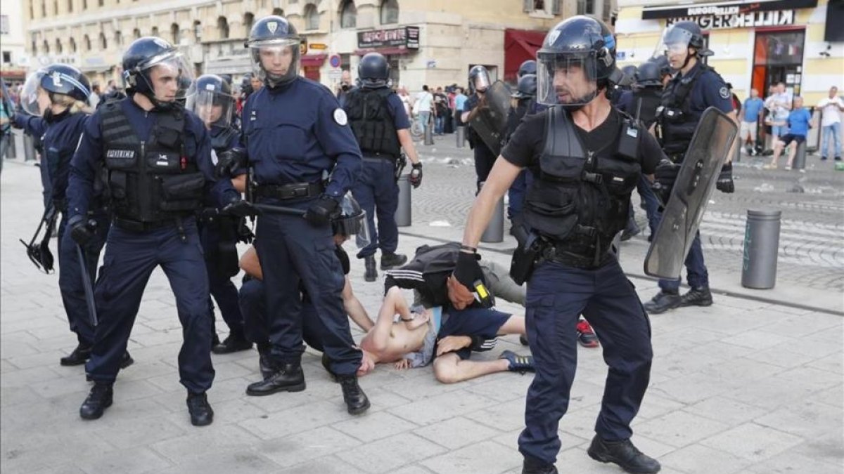 La policía francesa intenta frenar a un 'hooligan', el sábado en Marsella.