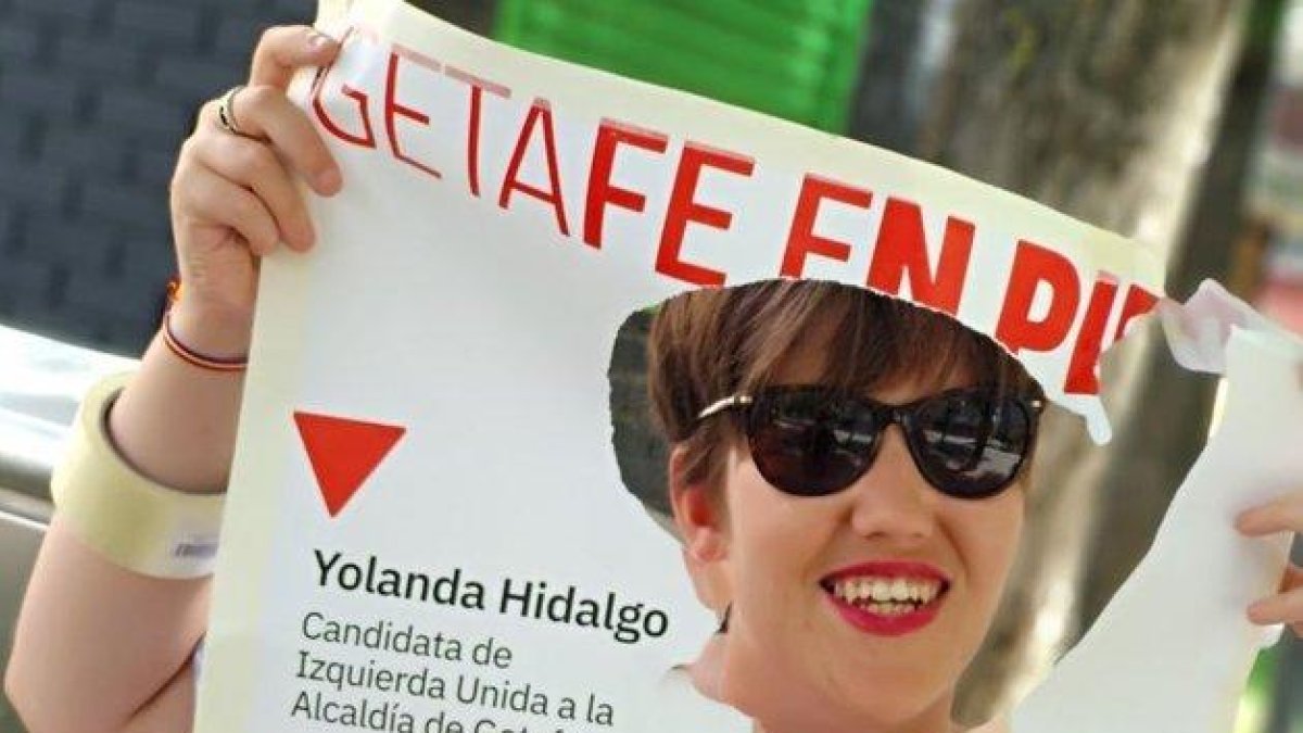 La candidata de IU a la Alcaldía de Getafe, Yolanda Hidalgo, hace un photocall con un cartel del que habían recortado su cara.