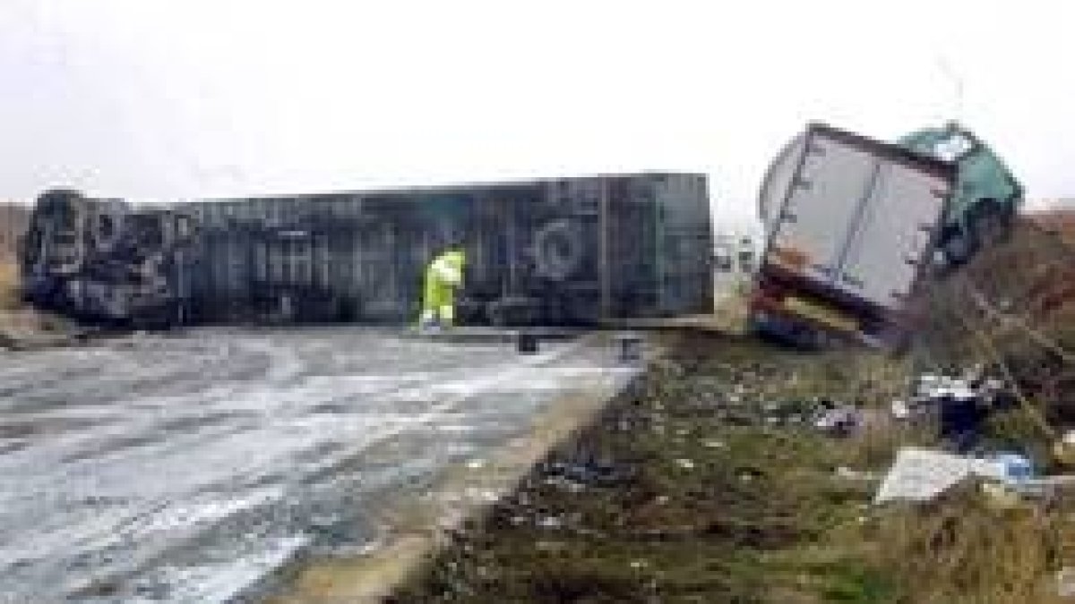 Uno de los camiones volcó en la carretera, el resto de los vehículos volcaron y cayeron en la cuneta