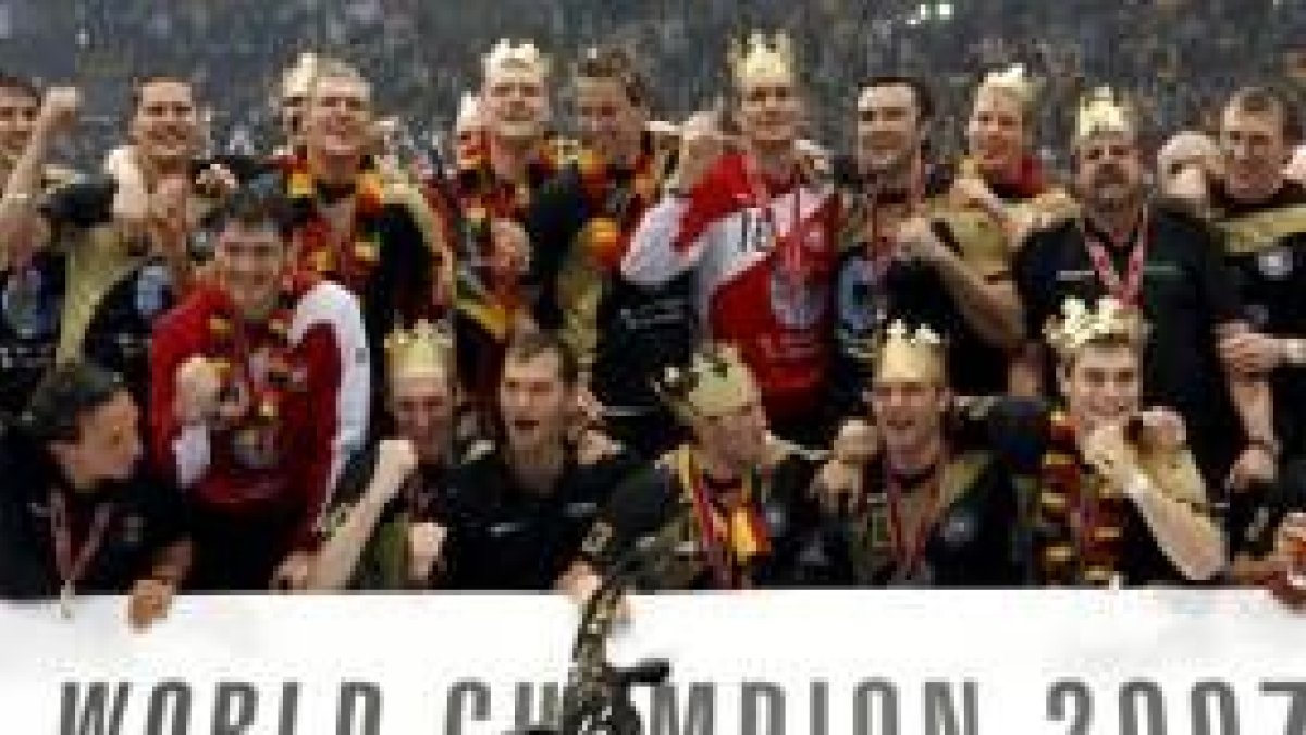 Los germanos con coronas en sus cabezas y bigotes a semejanza de su técnico, celebrando el título