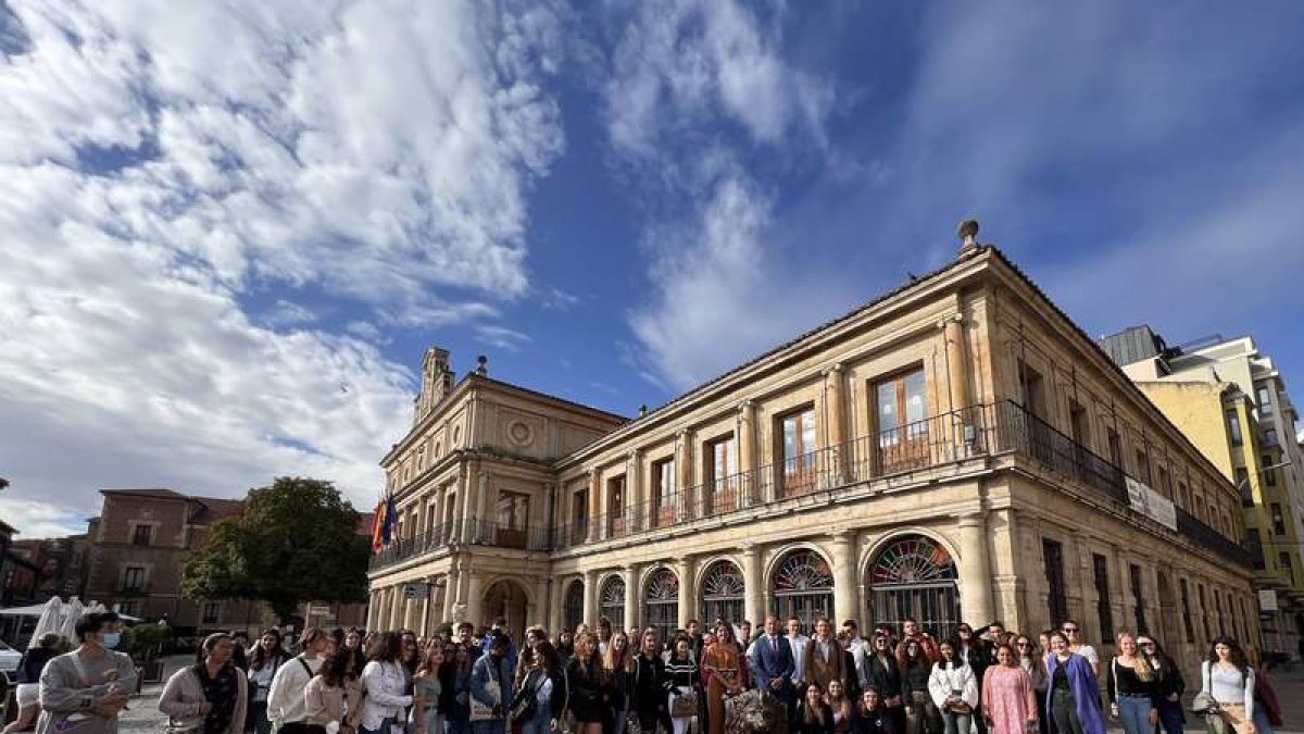 Los estudiantes internacionales conocieron el Ayuntamiento de León en su Semana de Bienvenida. DL