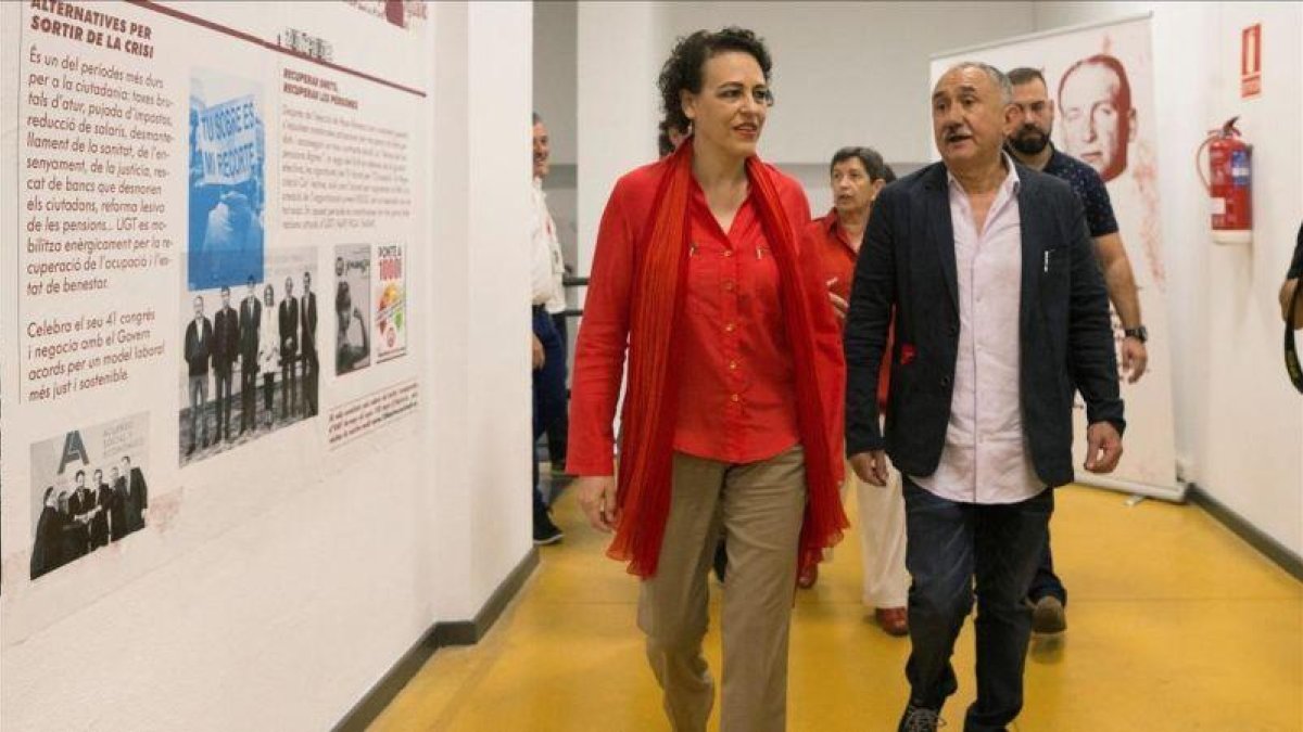 Magdalena Valerio, con Josep Maria Álvarez, este domingo en la sede de la UGT en Barcelona.