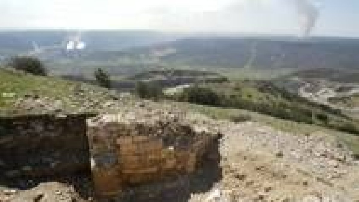 Los restos del castillo de Alba se encuentran próximos a una cantera de caliza