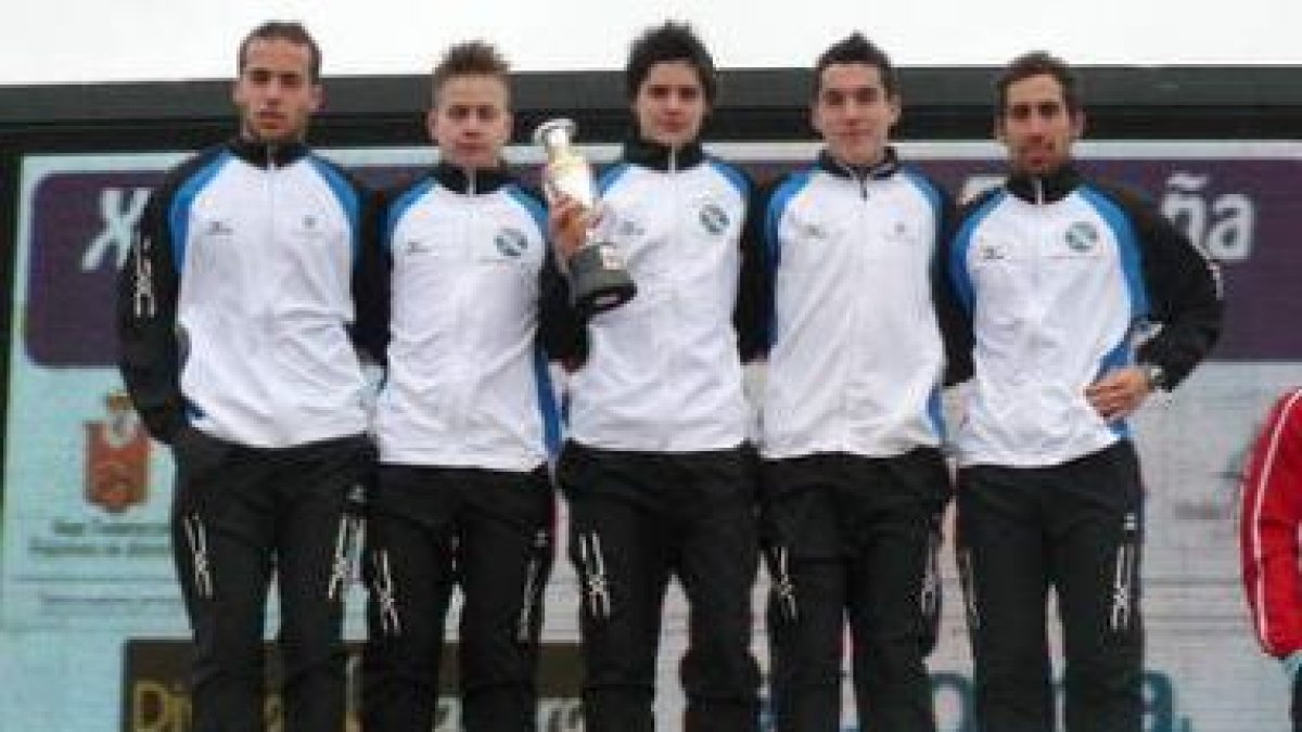 Aláiz Villacorta junto a sus otros cuatro compañeros del Strands.com, en el podio como campeones