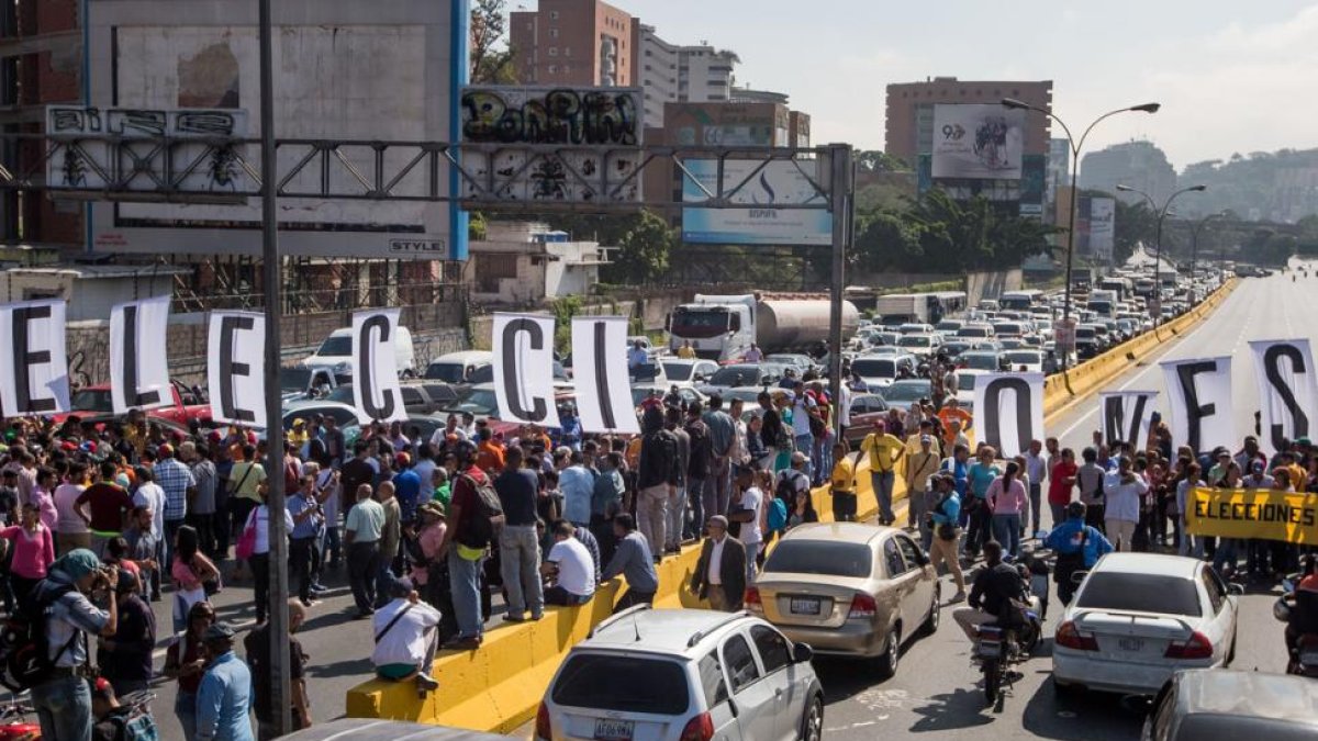 Opositores al Gobierno del mandatario venezolano, Nicolás Maduro, participan en una manifestación hoy, 24 de enero de 2017.
