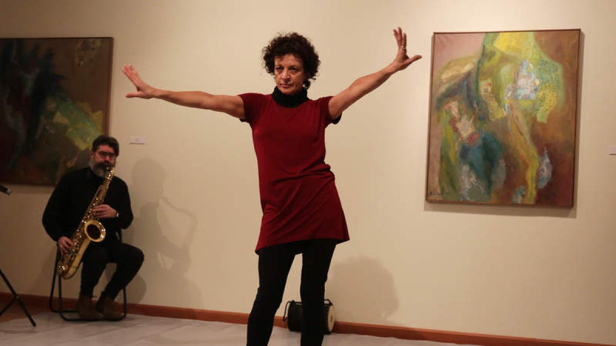 Marta Gómez e Ildefonso Rodríguez en uno de los ensayos de Orígenes sobre el cuadro de Olga Llamas. SECUNDINO PÉREZ