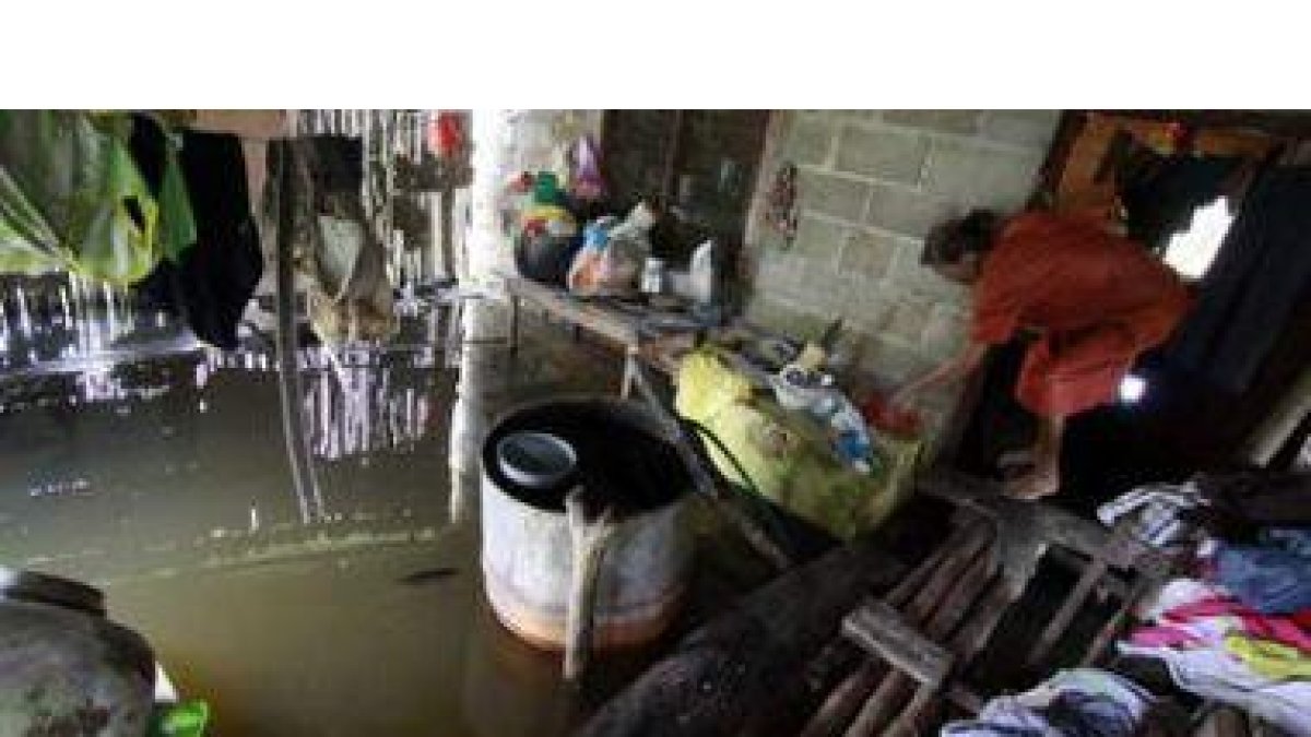 Vecinos del municipio de Sucre en Colombia, afectados desde hace cinco meses por una inundación.