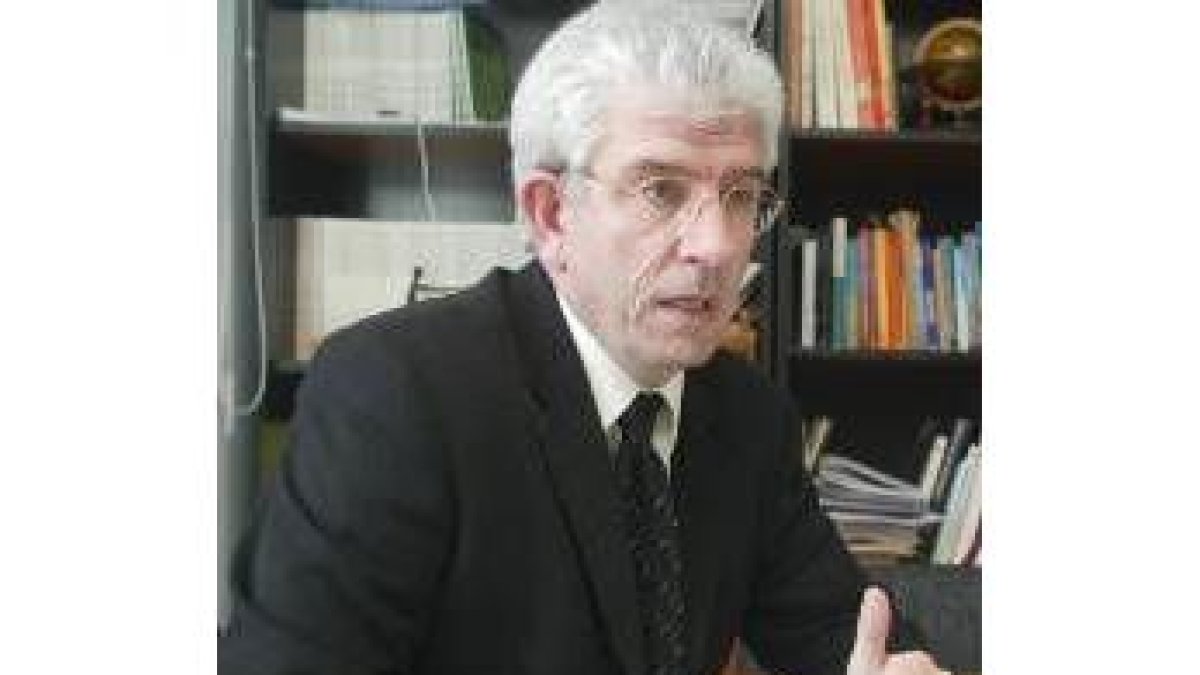 José Ángel Hermida es catedrático de Matemática Aplicada y uno de los tres aspirantes a rector