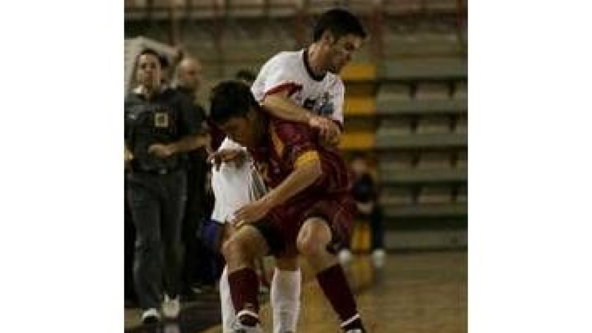 Christian marcó los dos goles del equipo leonés en tierras madrileñas