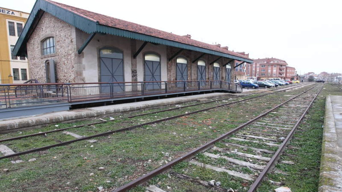 La vía de la Plata entre Astorga y Plasencia, a la altura de La Bañeza, cerrada en 1985. RAMIRO