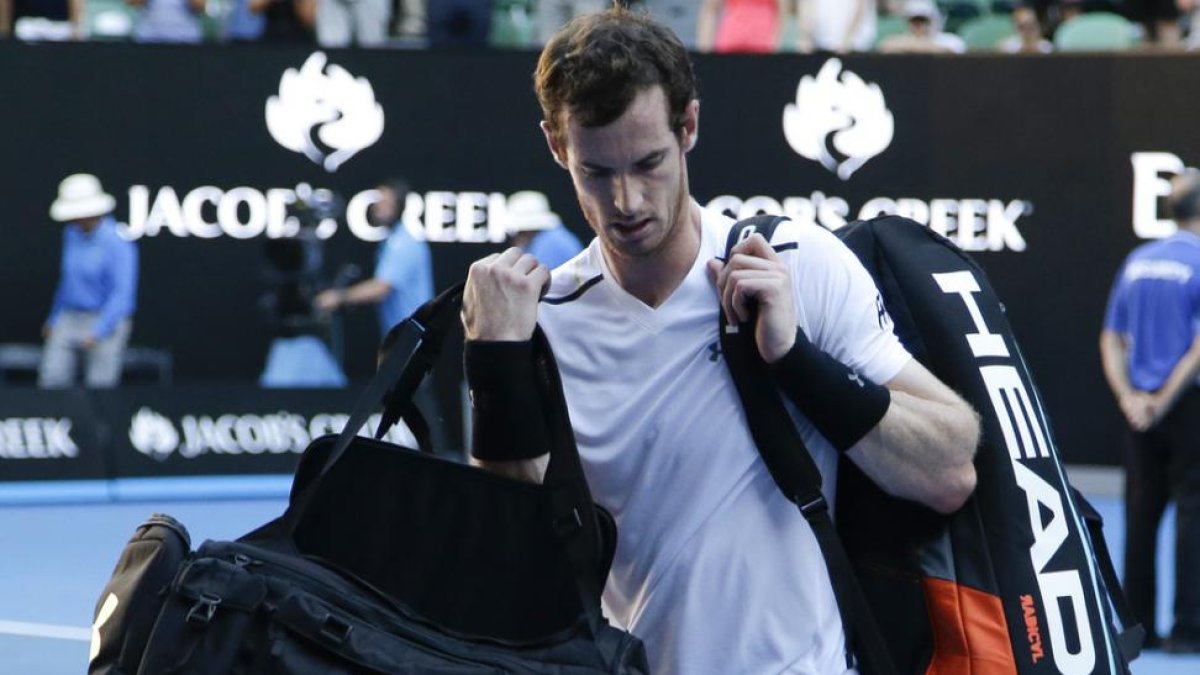 Andy Murray abandona la pista tras la derrota.