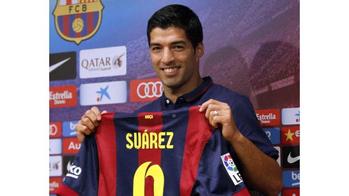 Luis Suárez posa con la camiseta del Barça.