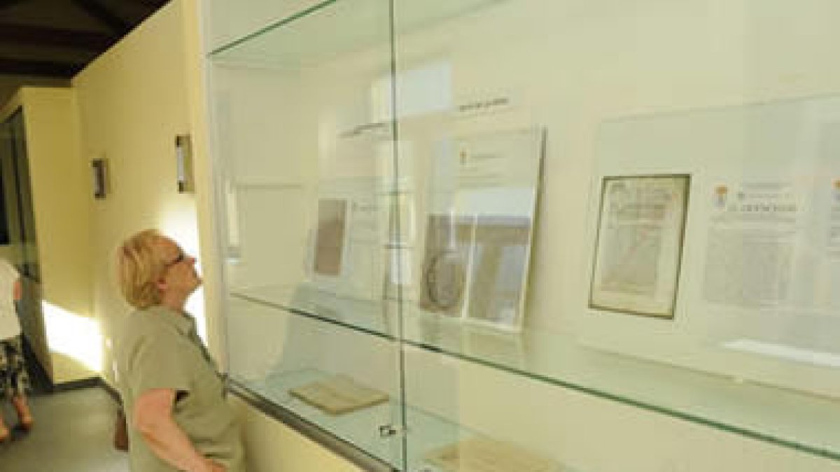 Una mujer observa algunos de los documentos expuestos en el museo Mundo Mosca.
