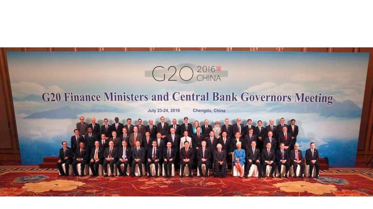 Los ministros de Finanzas y los gobernadores de los bancos centrales del G-20 en la foto oficial de esta cita que se celebró en la ciudad china de Chengdu. NG HAN GUAN/POOL