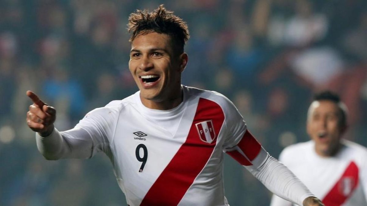 Paolo Guerrero celebra un gol para Perú ante Paraguay.