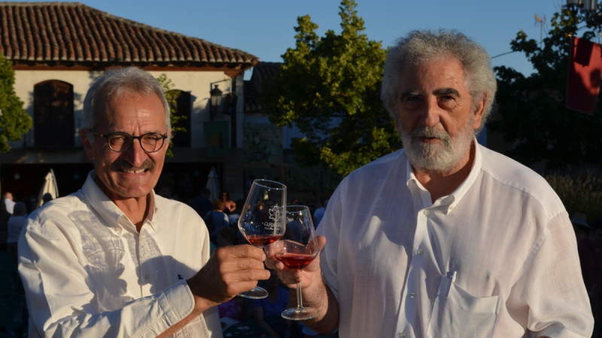 El alcalde, Urbano Seco, y el pregonero, Ernesto Escapa, brindan con un vino de Gordoncillo. MEDINA