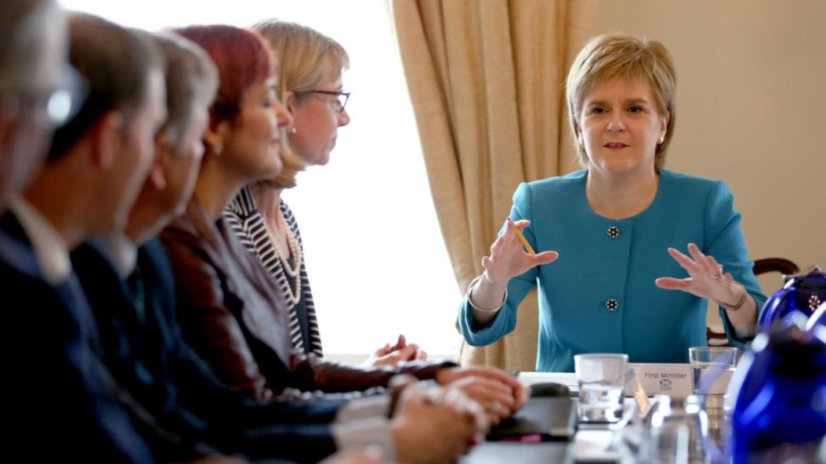 La ministra principal de Escocia, Nicola Sturgeon, este sábado en una reunión de emergencia con su Gobierno.