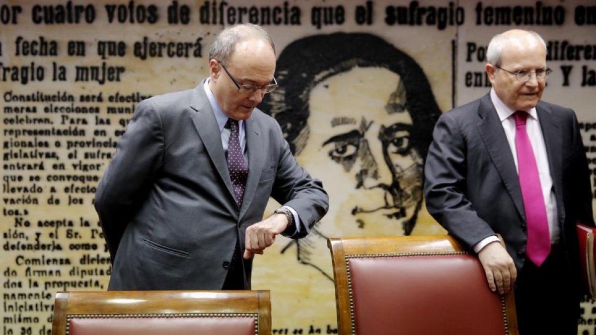 El gobernador del Banco de España, Luis María Linde, junto al presidente de la Comisión de Presupuestos del Senado, José Montilla.