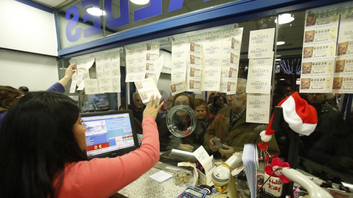 La gente se agolpa buscando la suerte en una administración de lotería.