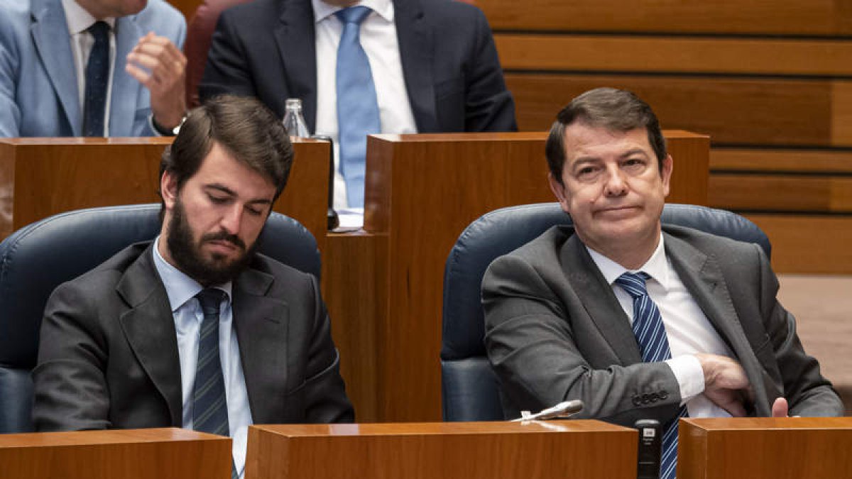 Gallardo y Mañueco ayer, en el pleno en el que se pidió la reprobación del vicepresidente. R. GARCÍA