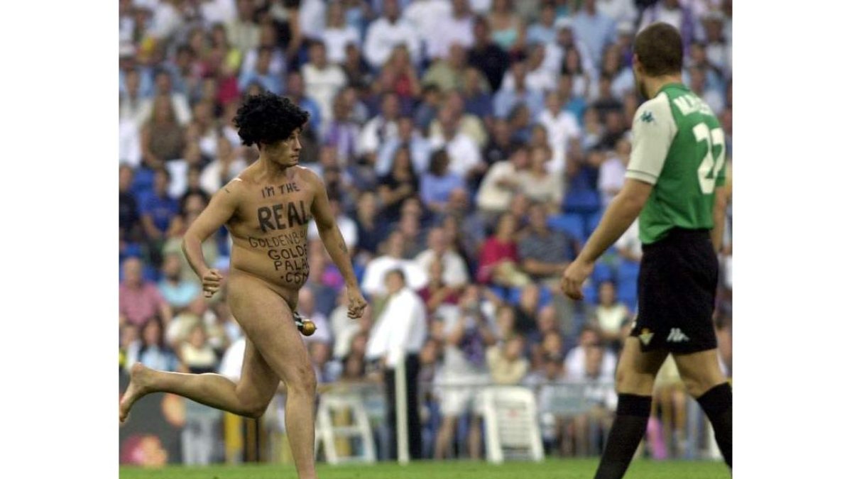 El exhibicionista Mark Roberts en 2003 saltó desnudo al césped del estadio Santiago Bernabéu. SERGIO BARRENECHEA