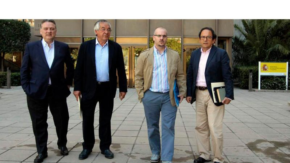Alfredo Prada, Ángel Suárez, Iván Donoso y Luis Aznar, ayer a las puertas del ministerio.