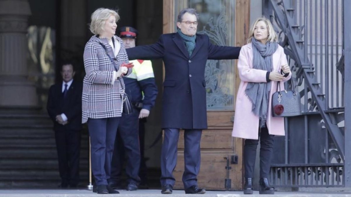 Irene Rigau, Artur Mas y Joan Ortega, a la salida de la Generalitat, antes de dirigirse al Palau de Justícia, el lunes 6.