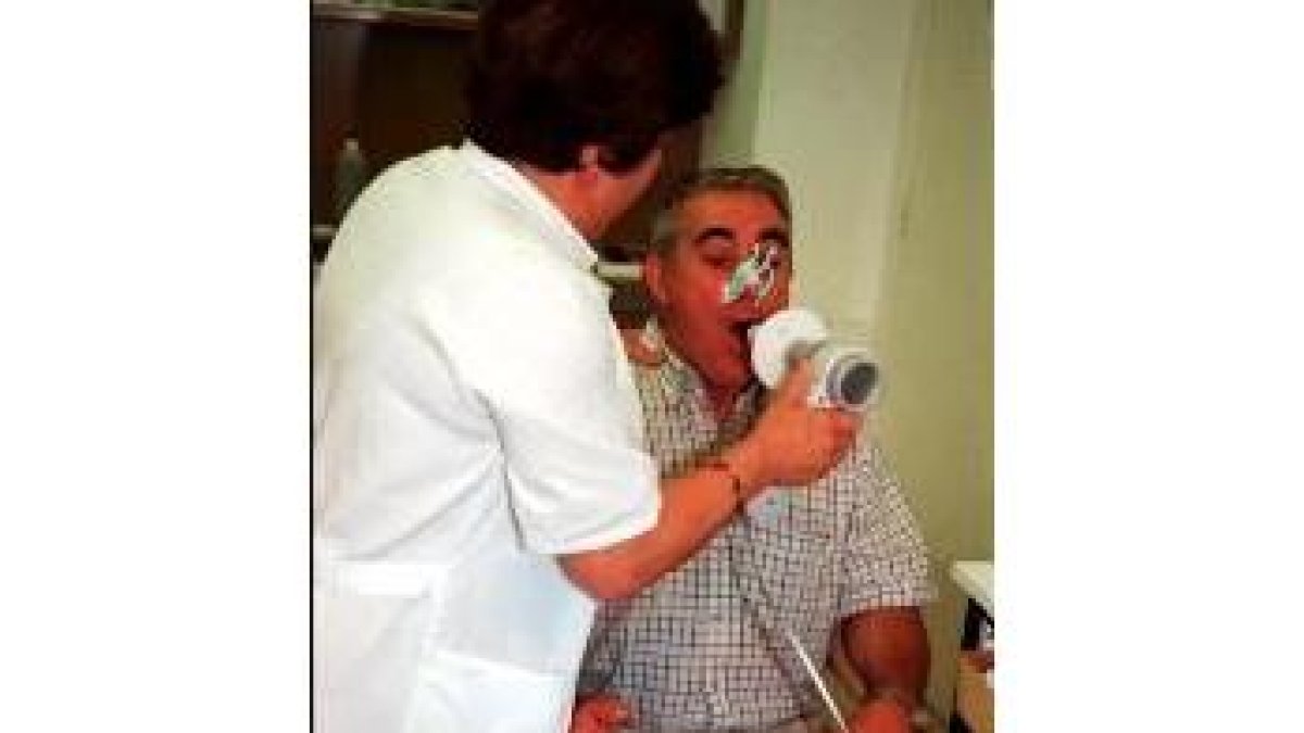 Realización de una prueba de asma en un centro de salud