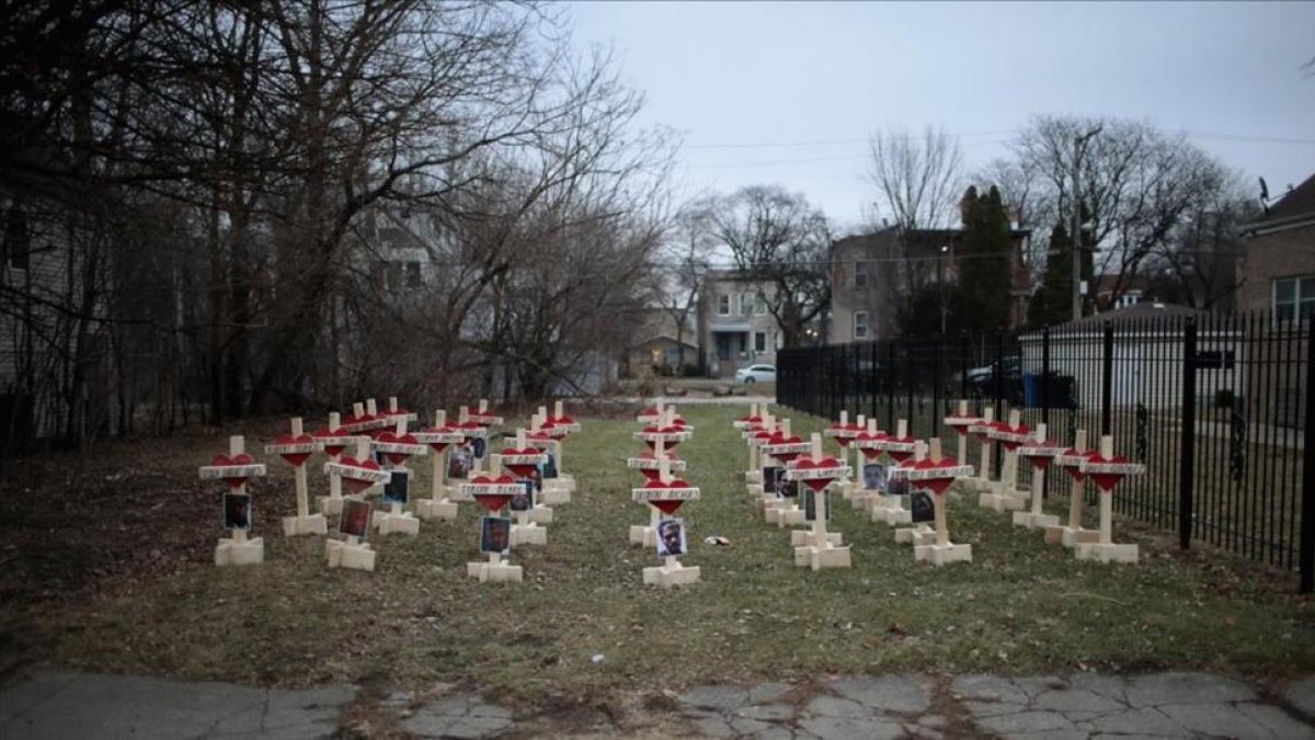 Estas 43 cruces plantadas en un barrio de Chicago simbolizan los muertos por asesinato en esta ciudad en lo que va del 2017.