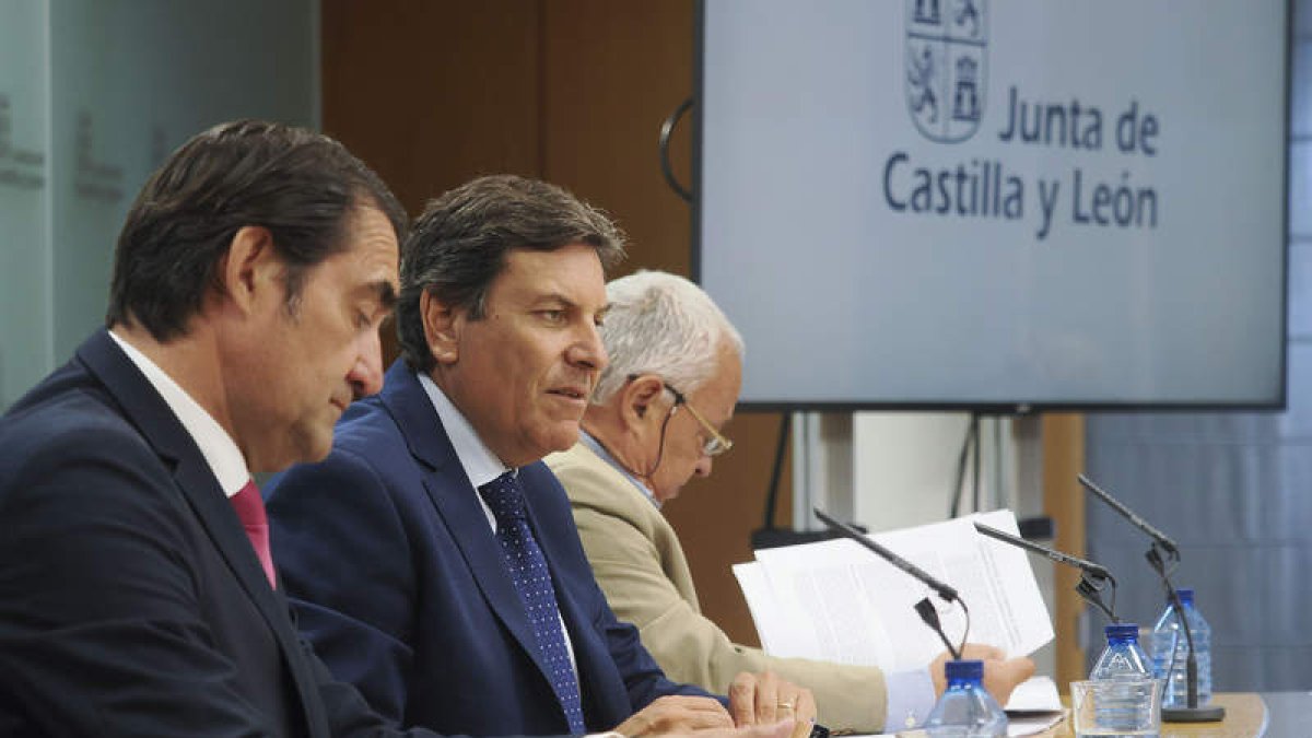 Quiñones, Carriedo y Santonja, ayer, tras la Comisión de Gobierno. PRG PHTOGENIC