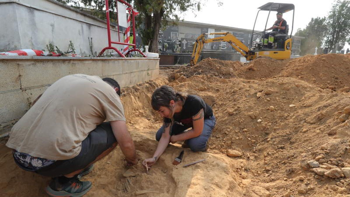 Sputnik Labrego localizó en julio los restos de los dos hombres asesinados, enterrados a extramuros del cementerio. L. DE LA MATA