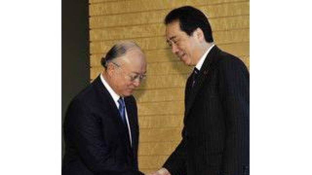 El director del Organismo Internacional de la Energía Atómica, Yukiya Amano, con Naoto Kan.